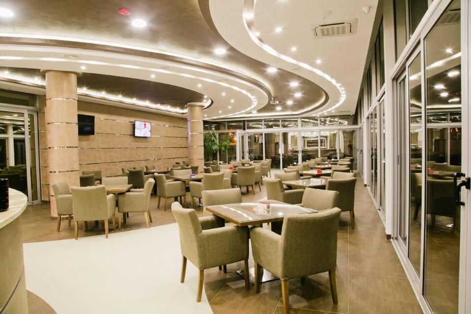 绿洲酒店 波德戈里察 外观 照片